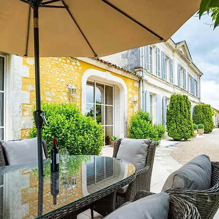 Charming Manor Nestled In Charente Vineyards بيت للعطل *