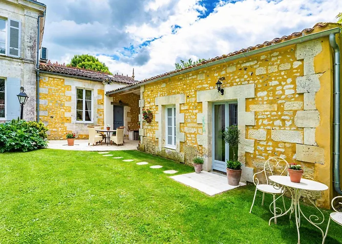 Prázdninový dům Charming Manor Nestled In Charente Vineyards *
