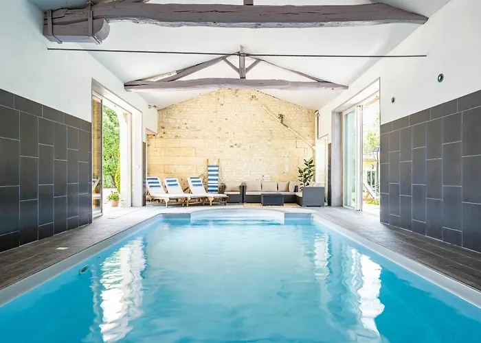 Prázdninový dům Charming Manor Nestled In Charente Vineyards