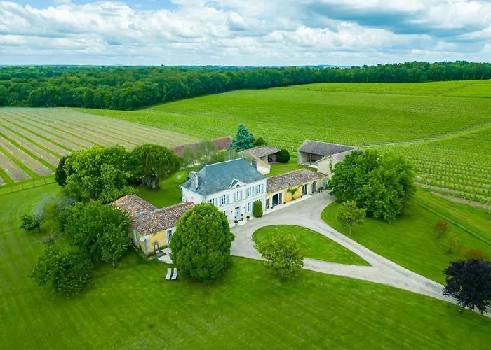 Prázdninový dům Charming Manor Nestled In Charente Vineyards