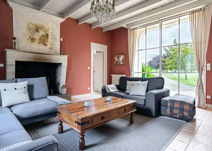 Prázdninový dům Charming Manor Nestled In Charente Vineyards